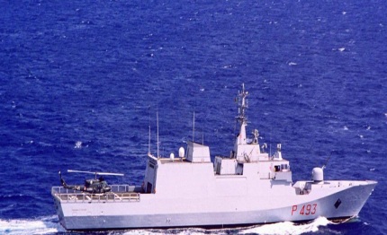 marina militare la nave foscari interviene nel salvataggio di migranti