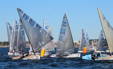 andrew mills leads finn gold cup after day one as light winds mix fleet