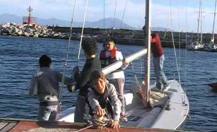 riva di traiano in acqua con il laboratorio di vela della fondazione don luigi di liegro