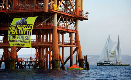 greenpeace occupata una piattaforma petrolifera contro il decreto quot sblocca trivelle quot