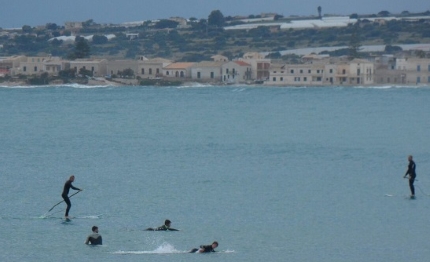 marina di ragusa poco vento mare grosso spazio al contest wave di sup