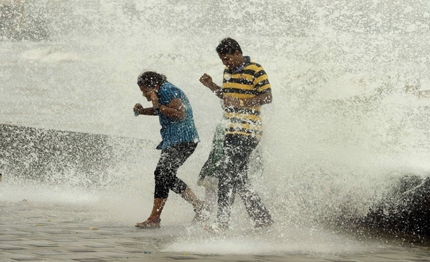 india travolta da un onda mentre si fa un selfie muore insieme al soccorritore