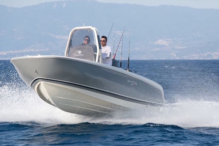 il nuovo invictus yacht 200hx fa il suo esordio italiano al salone di genova