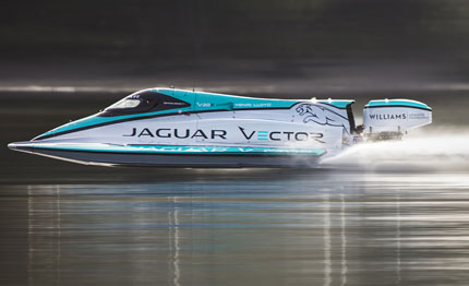 dalla jaguar un nuovo record di velocit 224 sull acqua per uno scafo elettrico