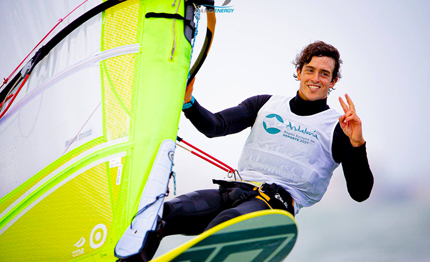 prime tre regate del mondiale con vento forte cadice per windsurf olimpici rs
