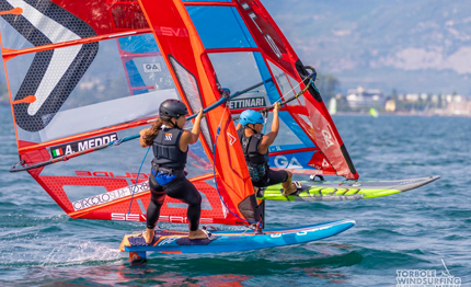 torbole windsurf giovanile conclusa la prima fase di regate con iqfoil techno slalom