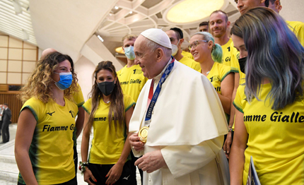 gli atleti olimpici paralimpici delle fiamme gialle ricevuti dal papa