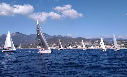 regate spettacolo con vento forte al campionato invernale di marina di loano