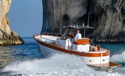 gozzi mimi al croatia boat show con due modelli walkaround