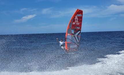 dalla liguria alla corsica in windsurf la straordinaria impresa di matteo iachino