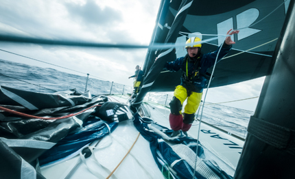 the ocean race holcim prb in fuga verso est team malizia ripara albero