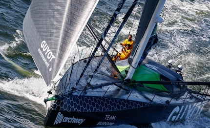 the ocean race il fly by di kiel attira una folla enorme per festeggiare la flotta imoca