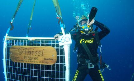 in fondo al mar sott acqua con 6500 bottiglie di vino