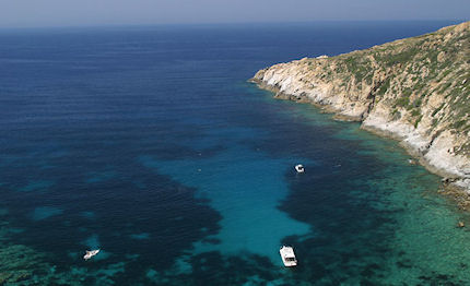 corsica yacht italiano semiaffondato con colpi di arma da fuoco prua