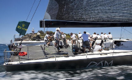 sydney hobart ran prende il comando