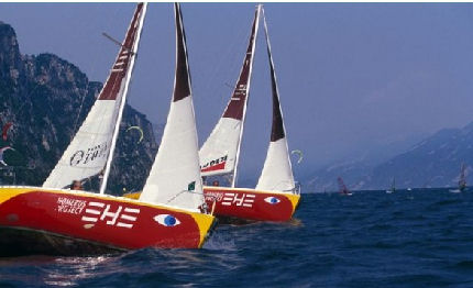 velisti del garda abbracciano gli skipper del mondiale non vedenti