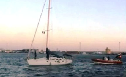 clandestini ancora arrivi su barca vela