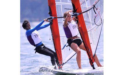 singapore buon inizio per la fanciulli nel windsurf