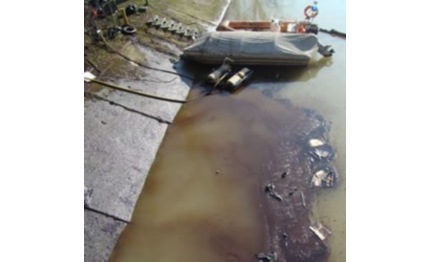 po sversati nel fiume 250 litri di oli esausti