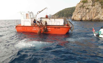 un isola di mondezza nel golfo di napoli