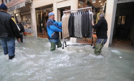 venezia domani 120 cm di acqua alta durera fino mercoledi