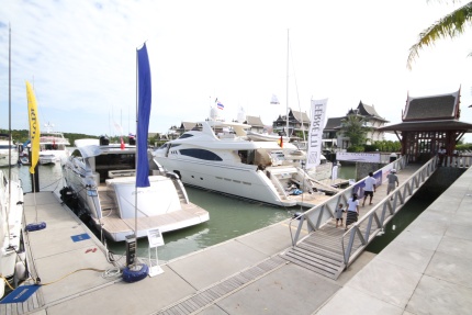 ferretti al phuket boat show con 881 rph pershing 80