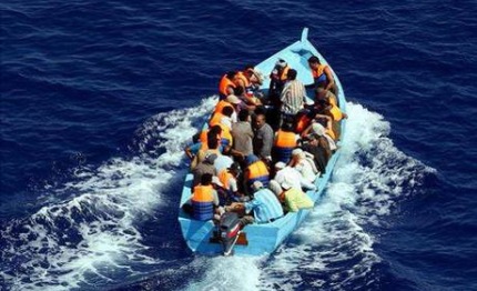 lampedusa un altro barcone di migranti in difficolta