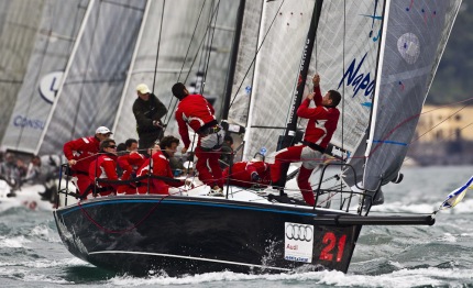 napoli melges 32 mascalzone latino in testa