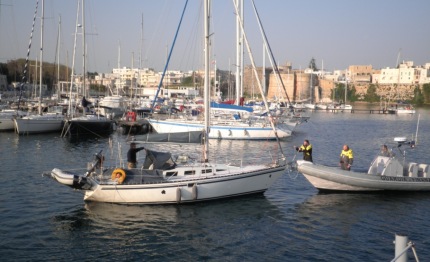 clandestini arrivano vela ma la finanza non abbocca