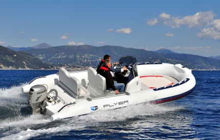 flyer 560 lusso tecnologia per un 8220 grande 8221 gommone