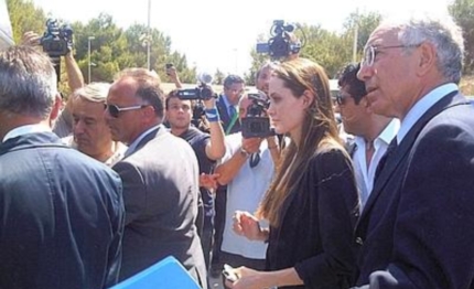 lampedusa anche angelina jolie lascia le impronte