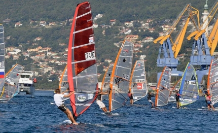 barcolina poco vento in acqua solo windsurf