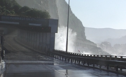liguria violenta mareggiata con onde alte metri
