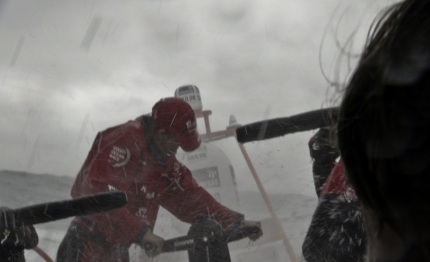 volvo ocean race team sanya rompe un timone