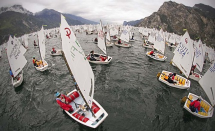 optimist sul garda primo giorno di regate