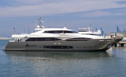 ferretti annuncia varo ammiraglia custom line 124