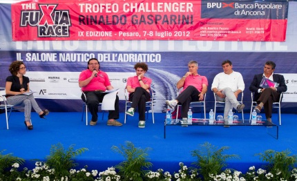vela il fuxia tingera il mare di pesaro
