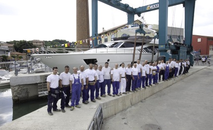 ferretti scende in acqua il nuovo modello 870