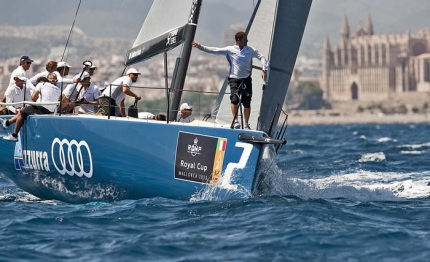 52 super series azzurra insegue ma non molla