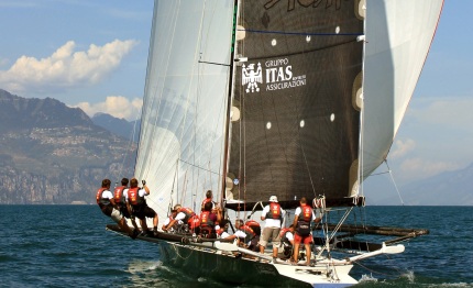 vela domenica il garda si anima con il trofeo gorla
