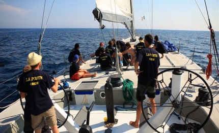 il maxi la poste alla barcolana con un equipaggio speciale