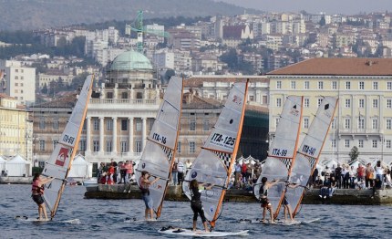 barcolina windsurf battono la bonaccia