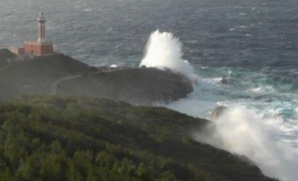 mareggiata su capri che resta isolata