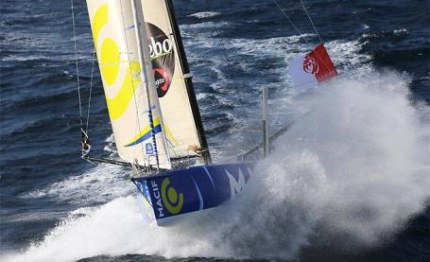 vendee globe macif in testa capo finisterre