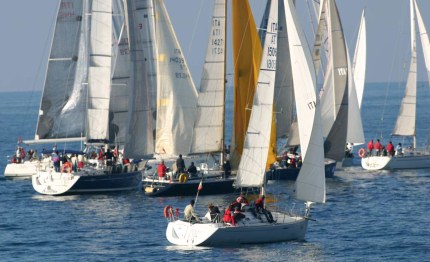 riva di traiano la befana in regata per il bambin gesu di roma