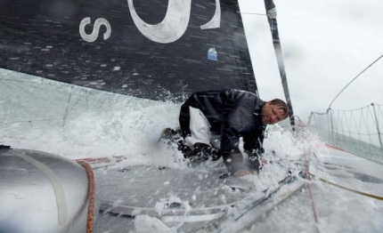 vendee globe hugo boss closes gap