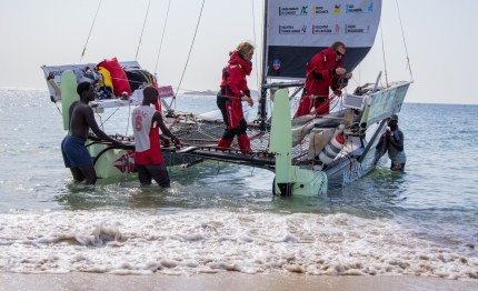 dakar guadalupa tosi rossi continuano navigare bassa velocita