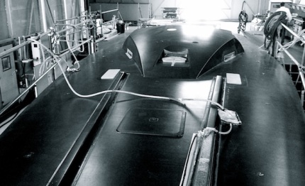 vor il primo scafo del nuovo vo65 lascia il cantiere persico di bergamo