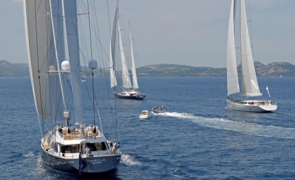 porto cervo inizia la stagione dei maxi yacht