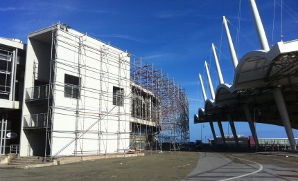 genova un muro rosso per il salone nautico